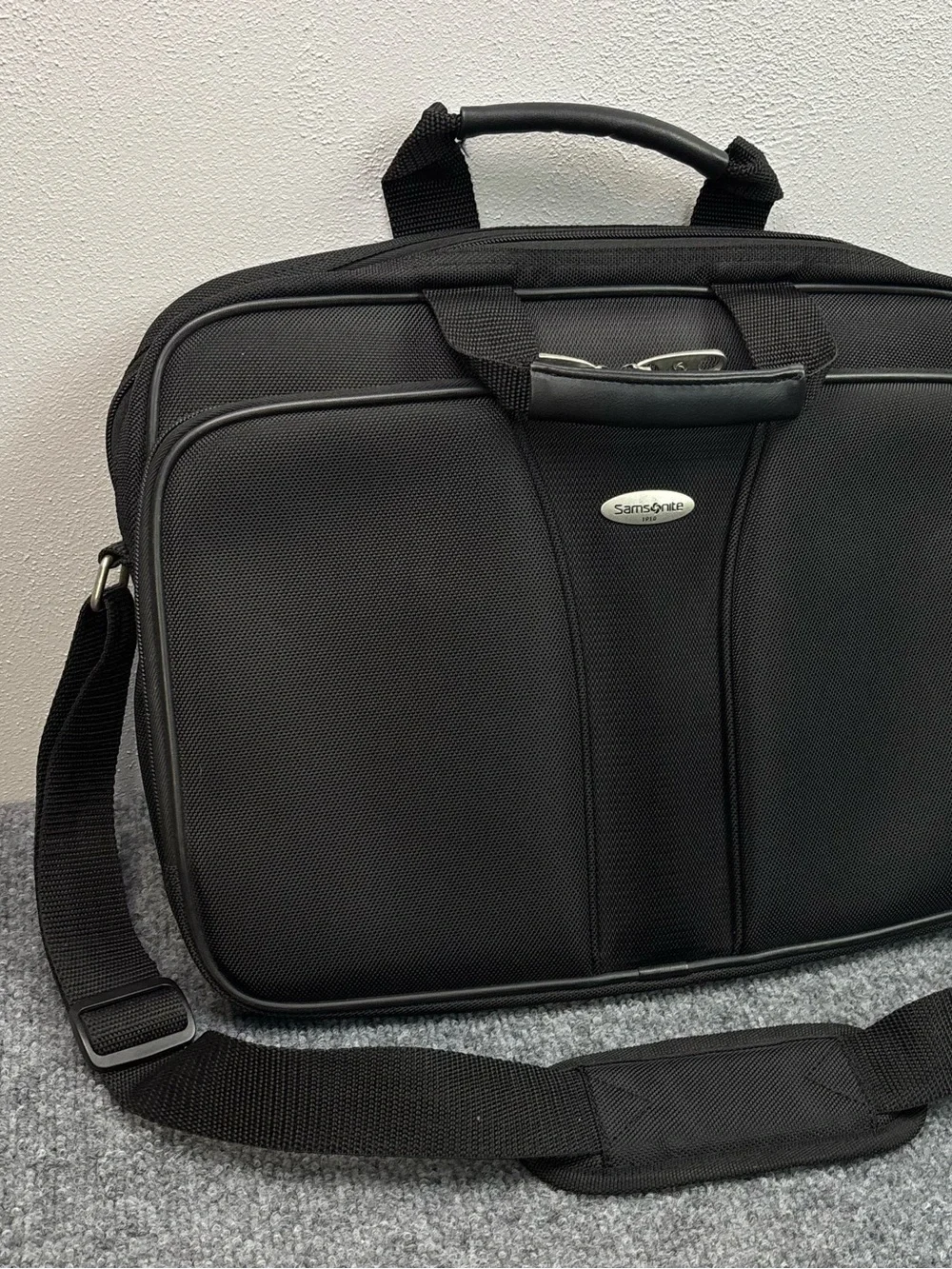 Samsonite Black Laptop Messenger Bag Briefcase Carry on Travel Busines 937795